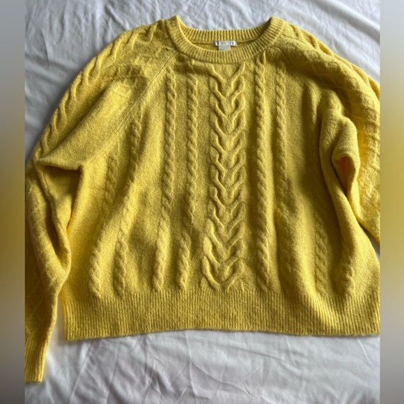 Sweater size medium - Picture 2 of 3